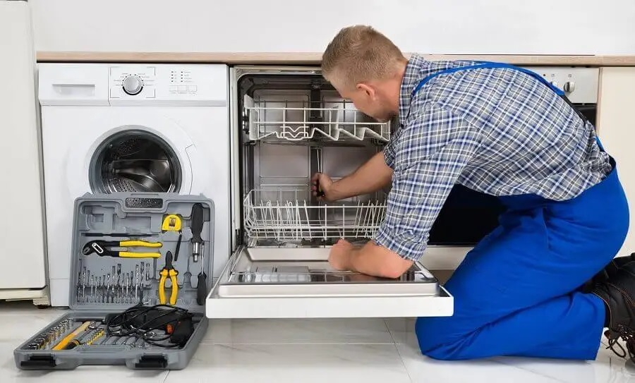 Başiskele Gaggenau servisi teknisyen ekibi beyaz eşya tamiri yaparken